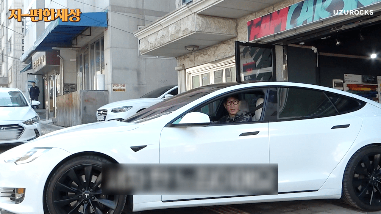 지석진이 모델 S를 운전하는 모습 /사진=유튜브 '지편한세상'