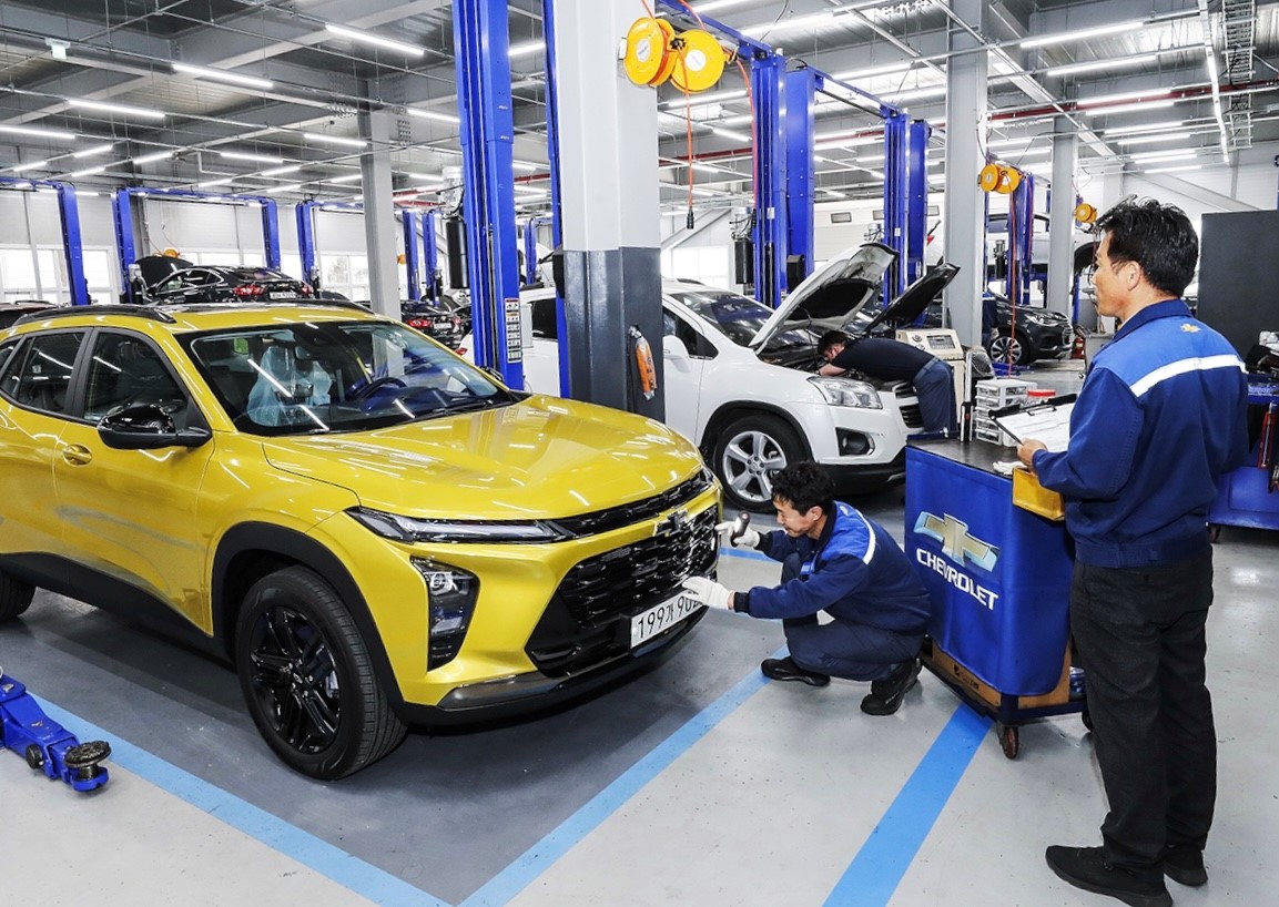 차량 점검중인 쉐보레 서비스센터 /사진=한국 GM