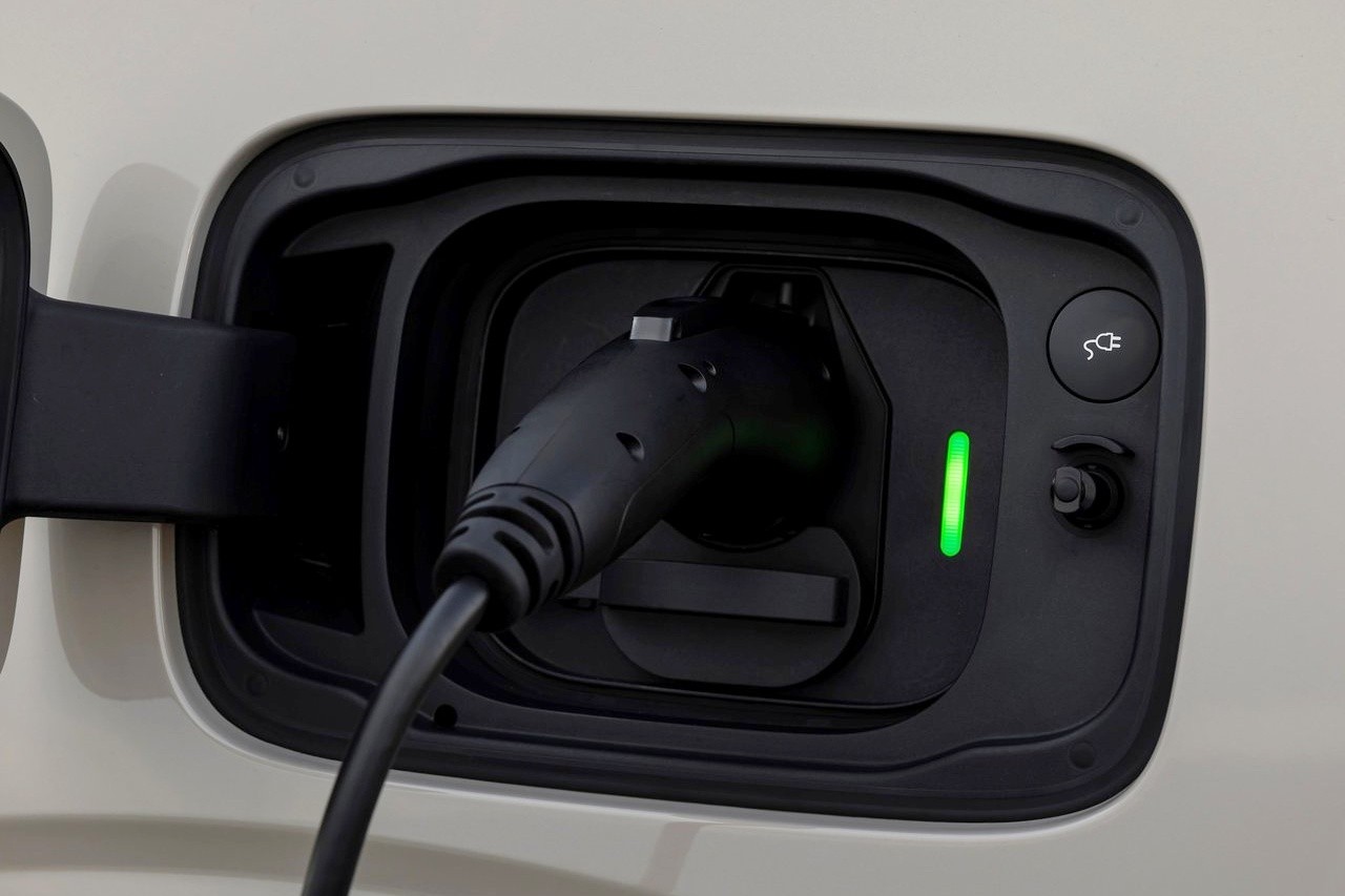 EX90를 충전하는 모습 /사진=볼보