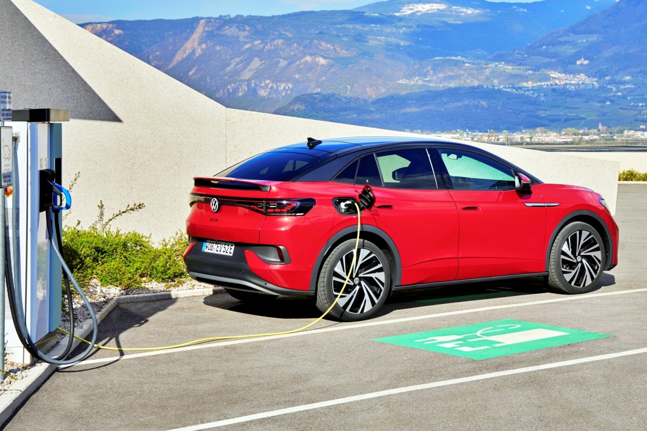 "단종한다더니?"... 폭스바겐 ID.5, 주행거리 451km '업그레이드'