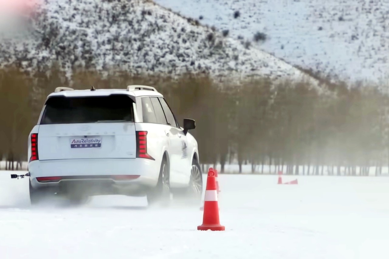 눈길에서 무스 테스트를 진행 중인 현대 팰리세이드 /사진=온라인 커뮤니티