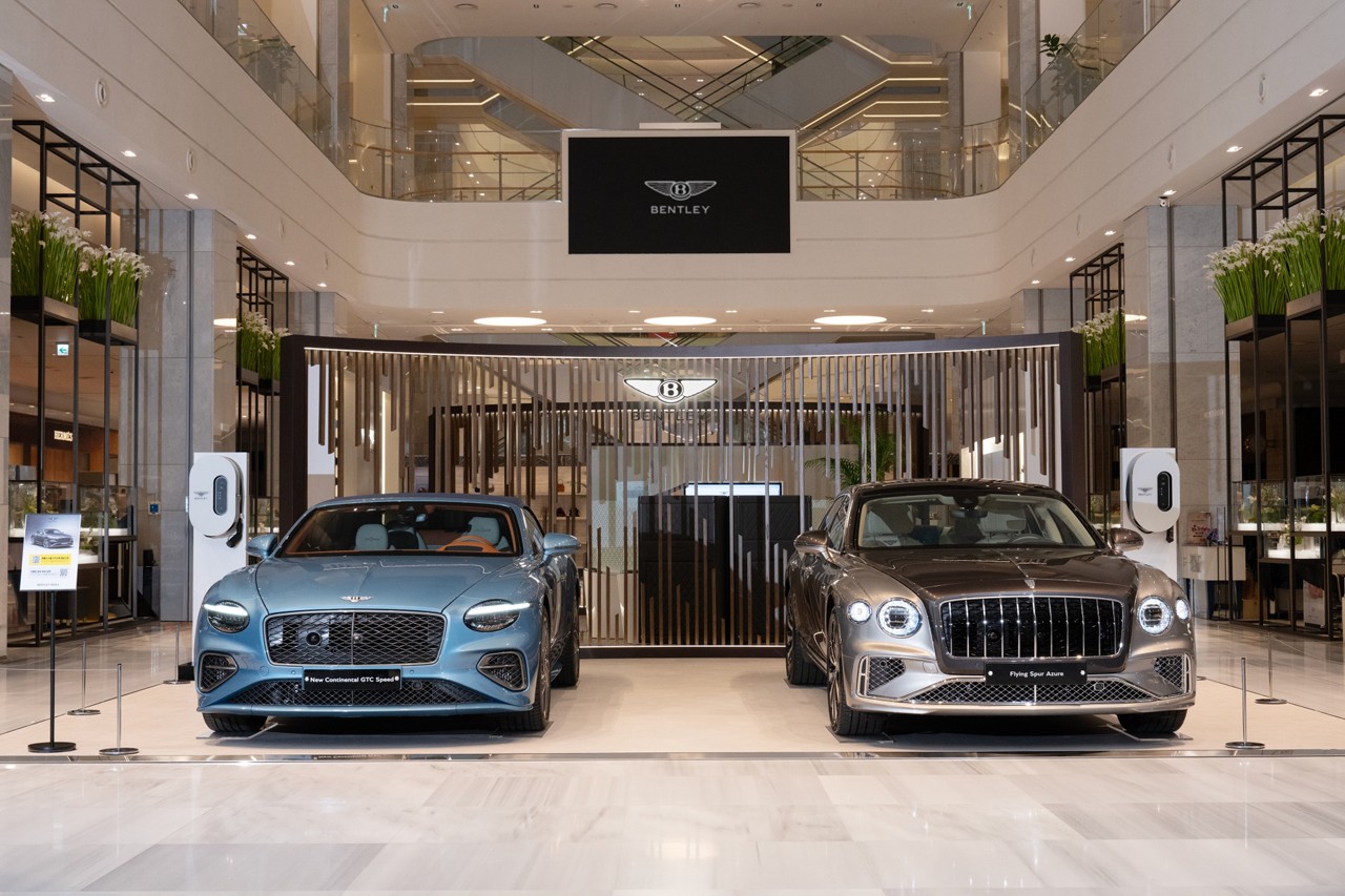 팝업에 전시된 컨티넨탈 GTC 스피드와 플라잉스퍼 아주르 /사진=벤틀리모터스코리아