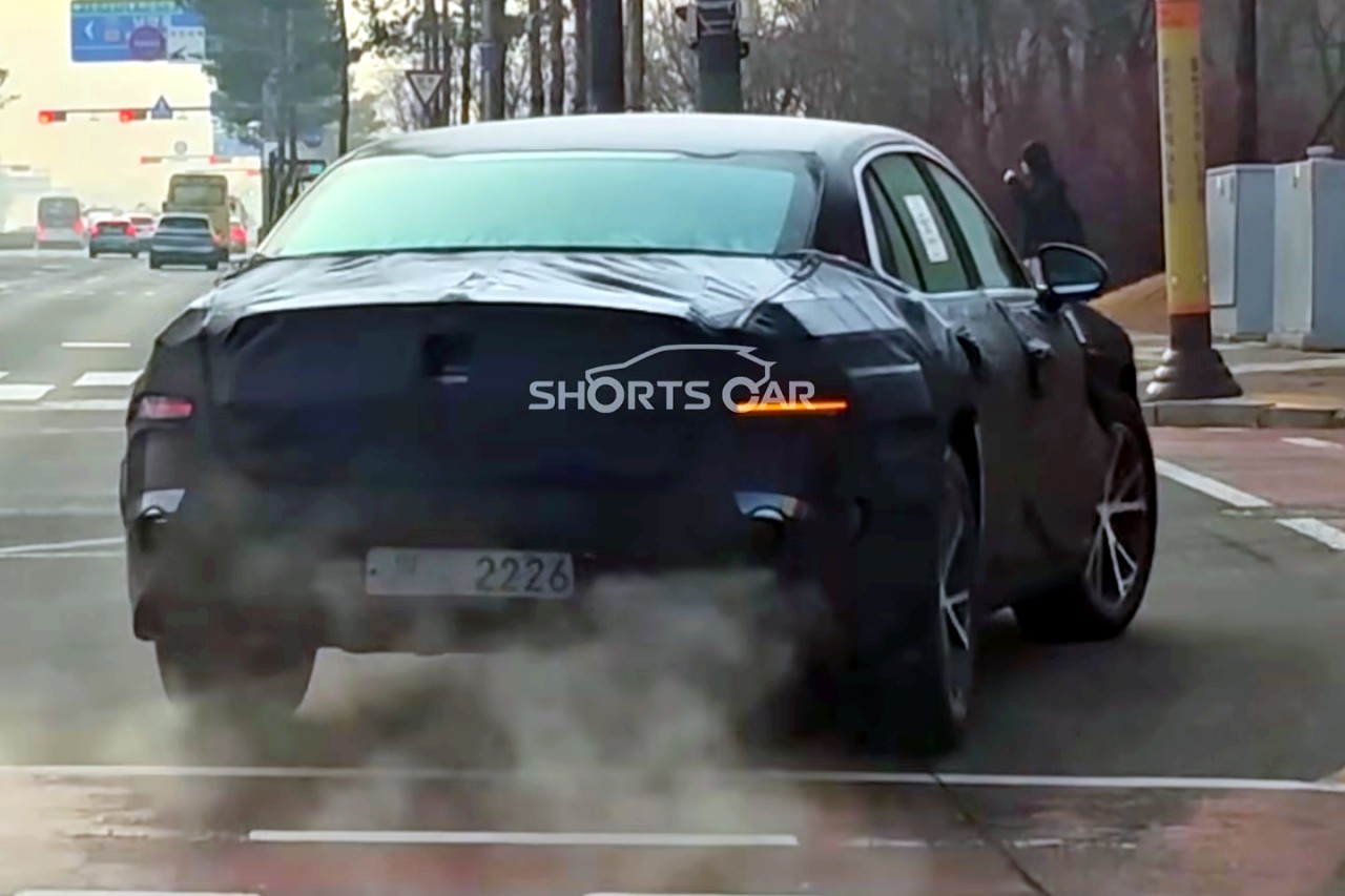 제네시스 G90 부분 변경 모델 스파이샷 /사진=유튜브 '숏카 SHORTS CAR'