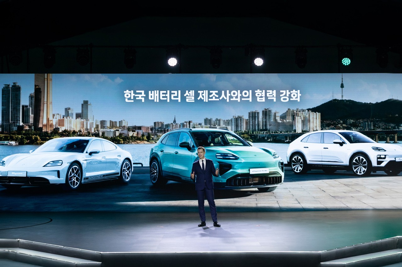 순수 전기차에 한국산 배터리 탑재 관련 브리핑 중인 마티아스 부세 대표 /사진=포르쉐 코리아