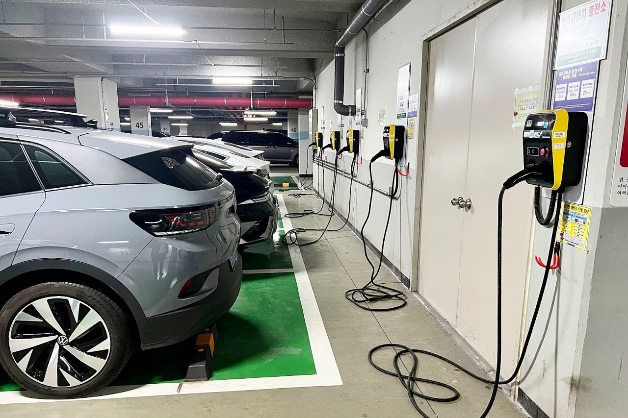 아파트 단지 내 전기차 충전소 /사진=온라인 커뮤니티