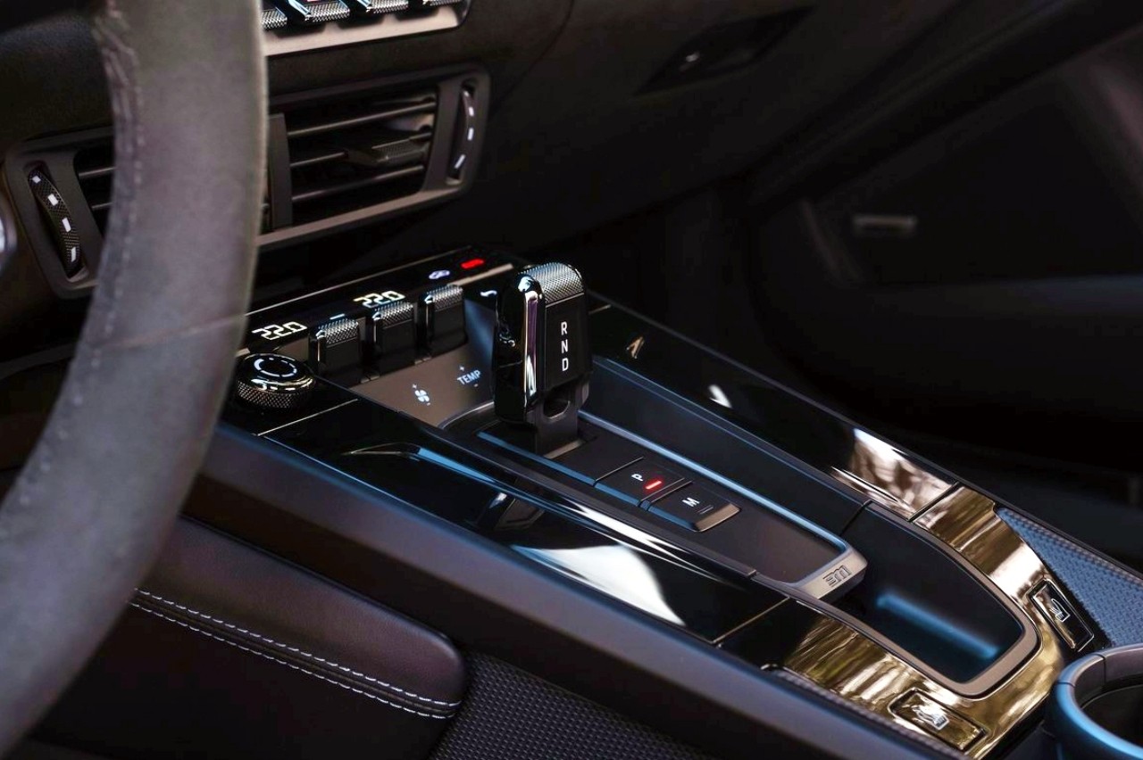 현행 911에 적용된 전자식 PDK 변속 레버 /사진=포르쉐