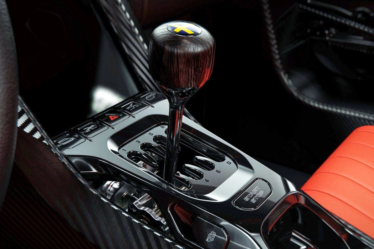 CC850 변속 레버. 전통적인 수동 변속 패턴 중 오른쪽 맨끝 아래에 자동 변속 모드가 있다. /사진=코닉세그