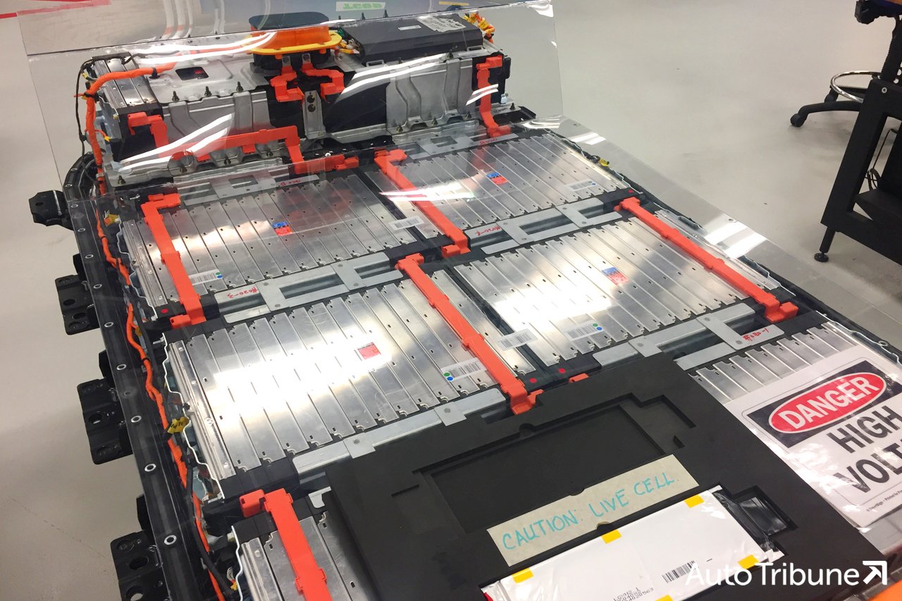 GM 테크니컬센터에서 공개된 쉐보레 볼트에 탑재되는 LG배터리 /사진=양봉수 기자