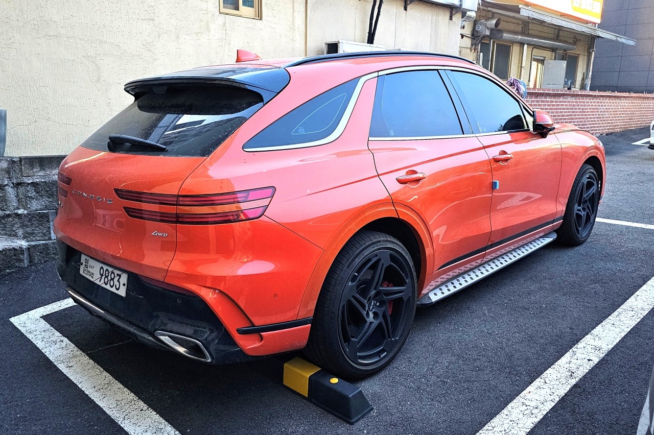 과거 촬영된 제네시스 GV70 마그마 테스트카 스파이샷 /사진=유튜브 '숏카 SHORTS CAR'