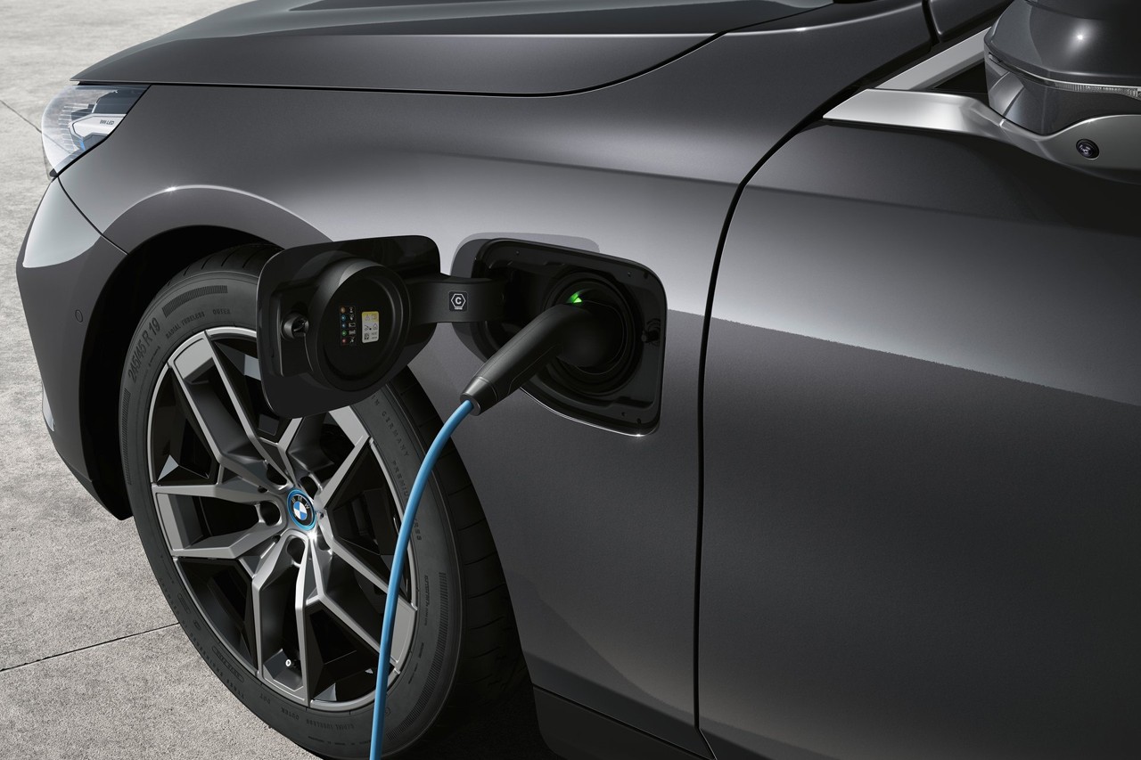 수입차는 플러그인 하이브리드 라인업도 다채롭다. /사진=BMW