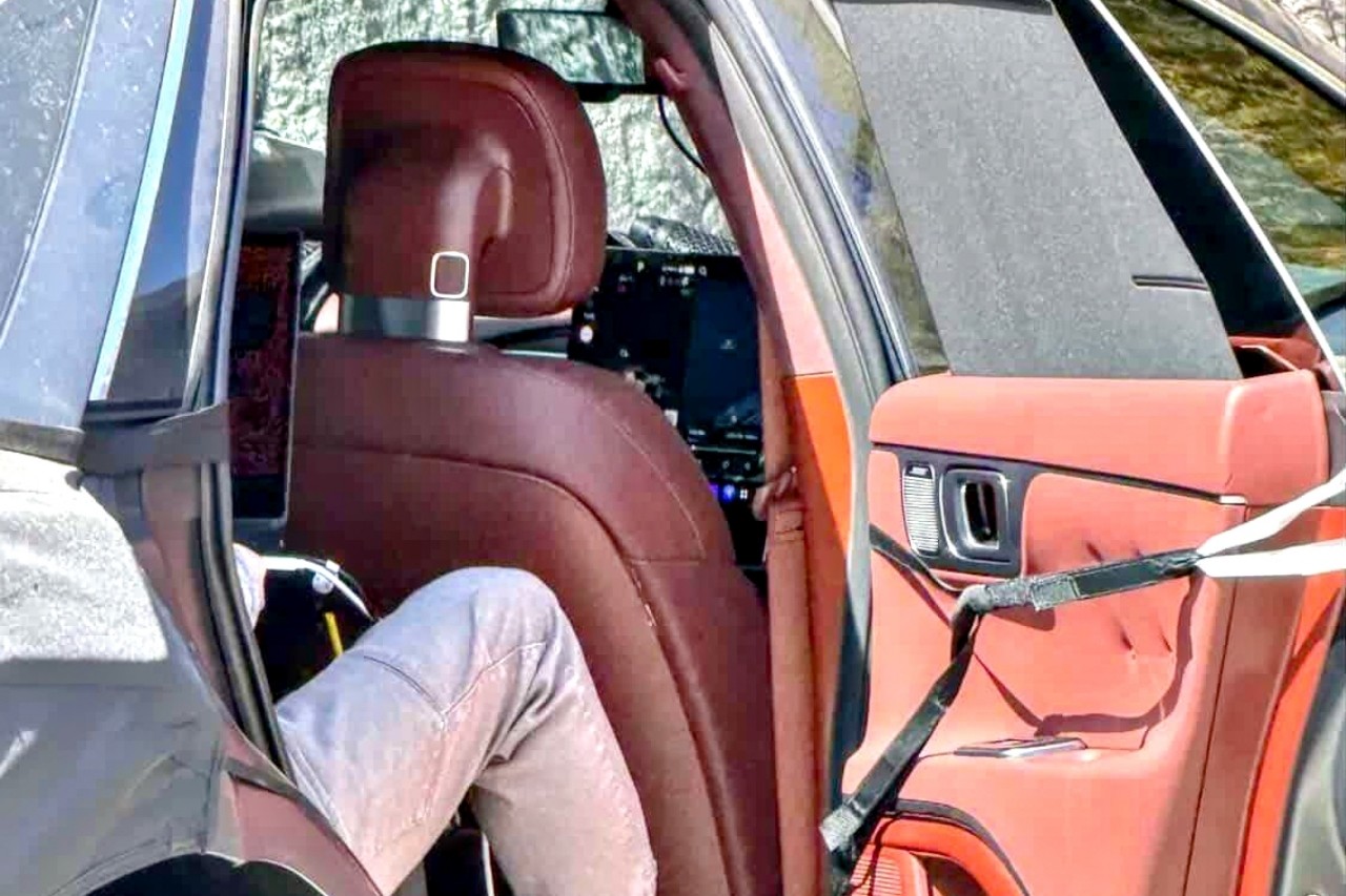 "성공한 아빠의 일탈"... 신형 그랜저, 붉은빛 가죽으로 분위기 반전 '포착'