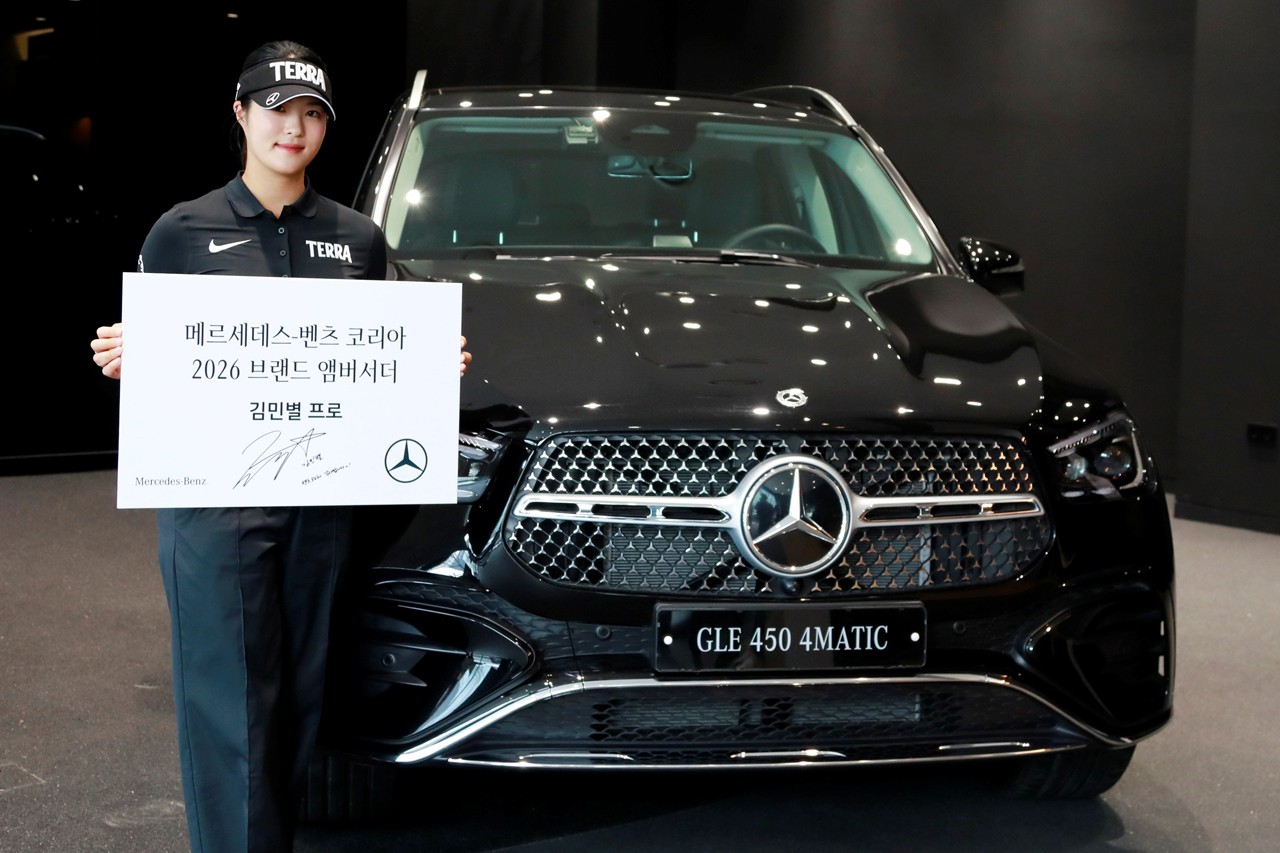 GLE 450 4MATIC과 김민별 프로 /사진=메르세데스-벤츠 코리아