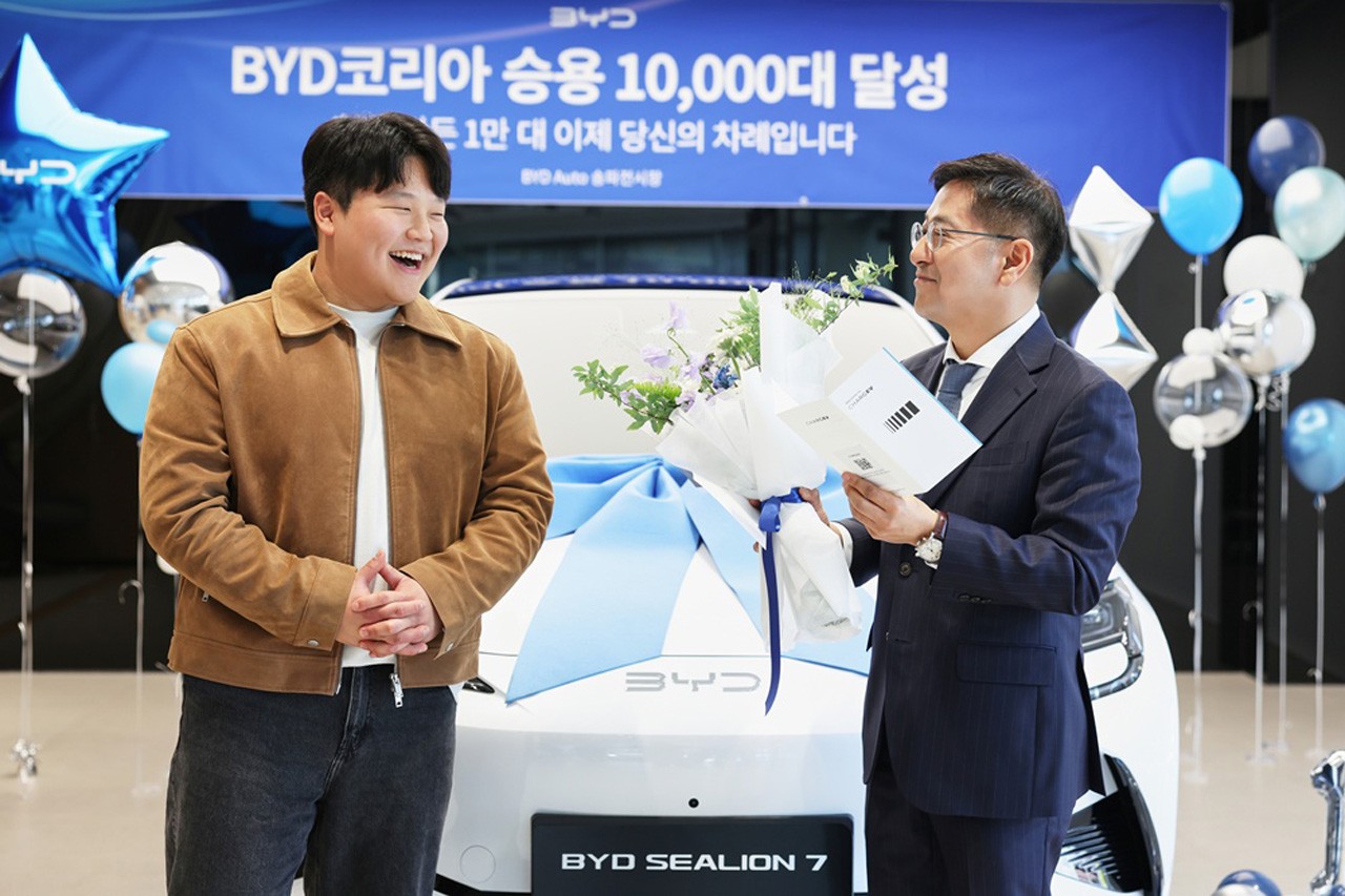 참가자 김진서와 조인철 BYD코리아 승용 사업 부문 대표 /사진=BYD코리아