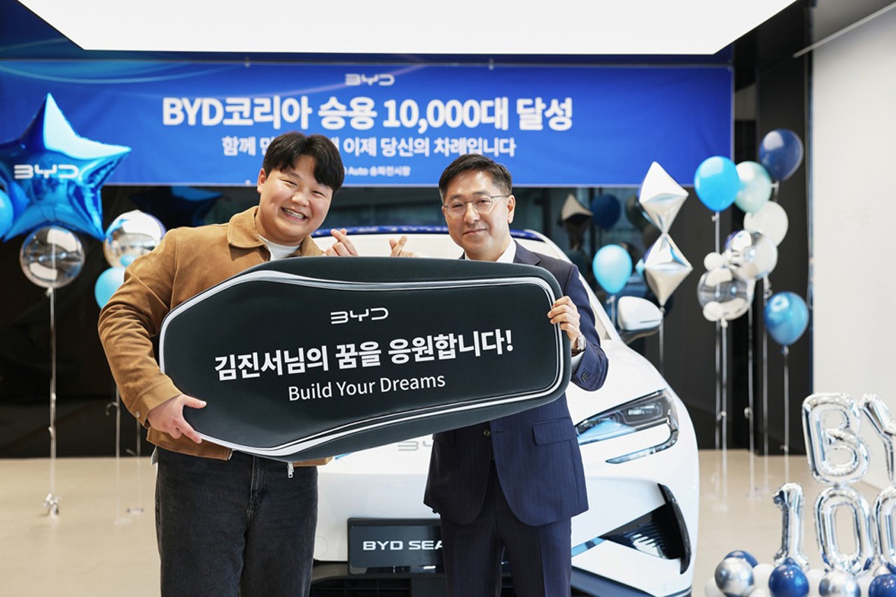 참가자 김진서와 조인철 BYD코리아 승용 사업 부문 대표 /사진=BYD코리아