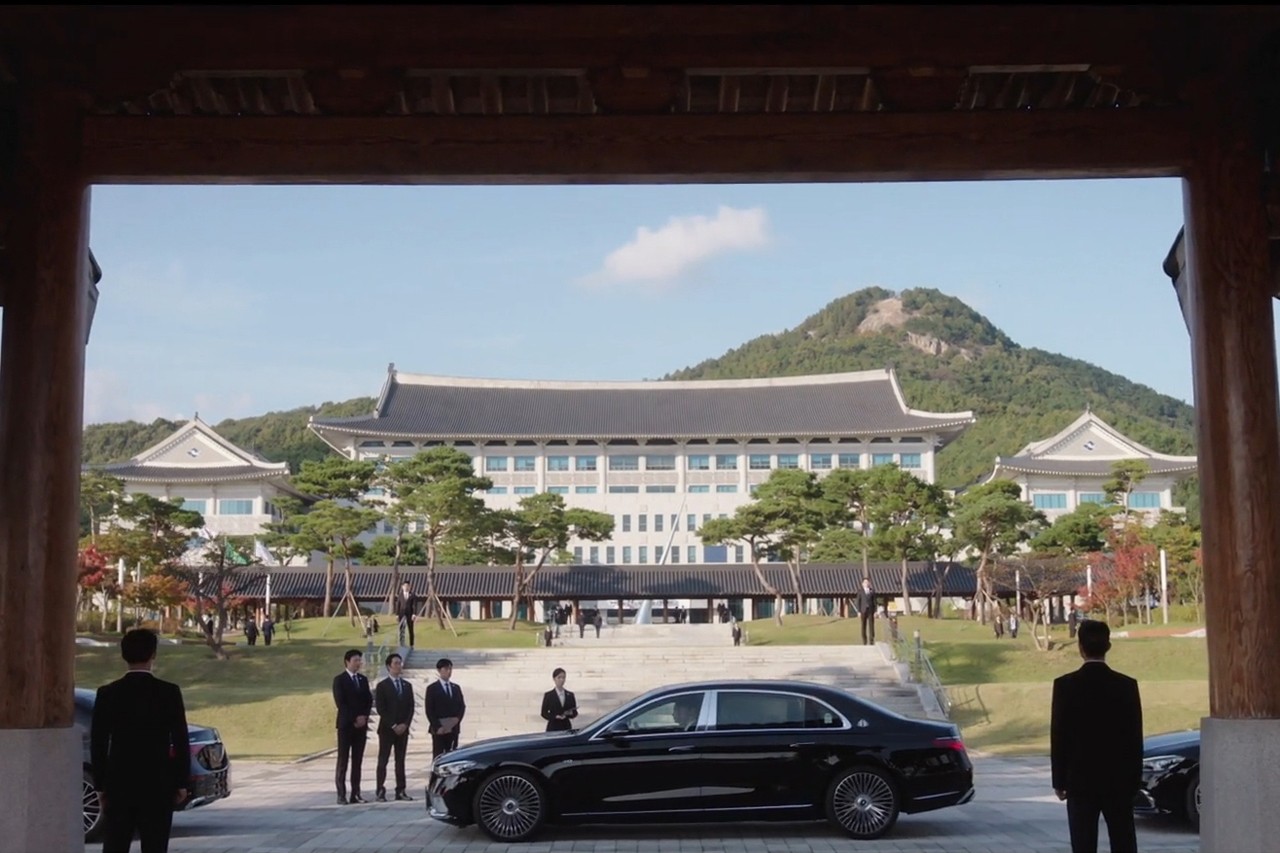 "왕실 의전차는 역시 마이바흐"... 벤츠, '21세기 대군부인'에 제작 지원