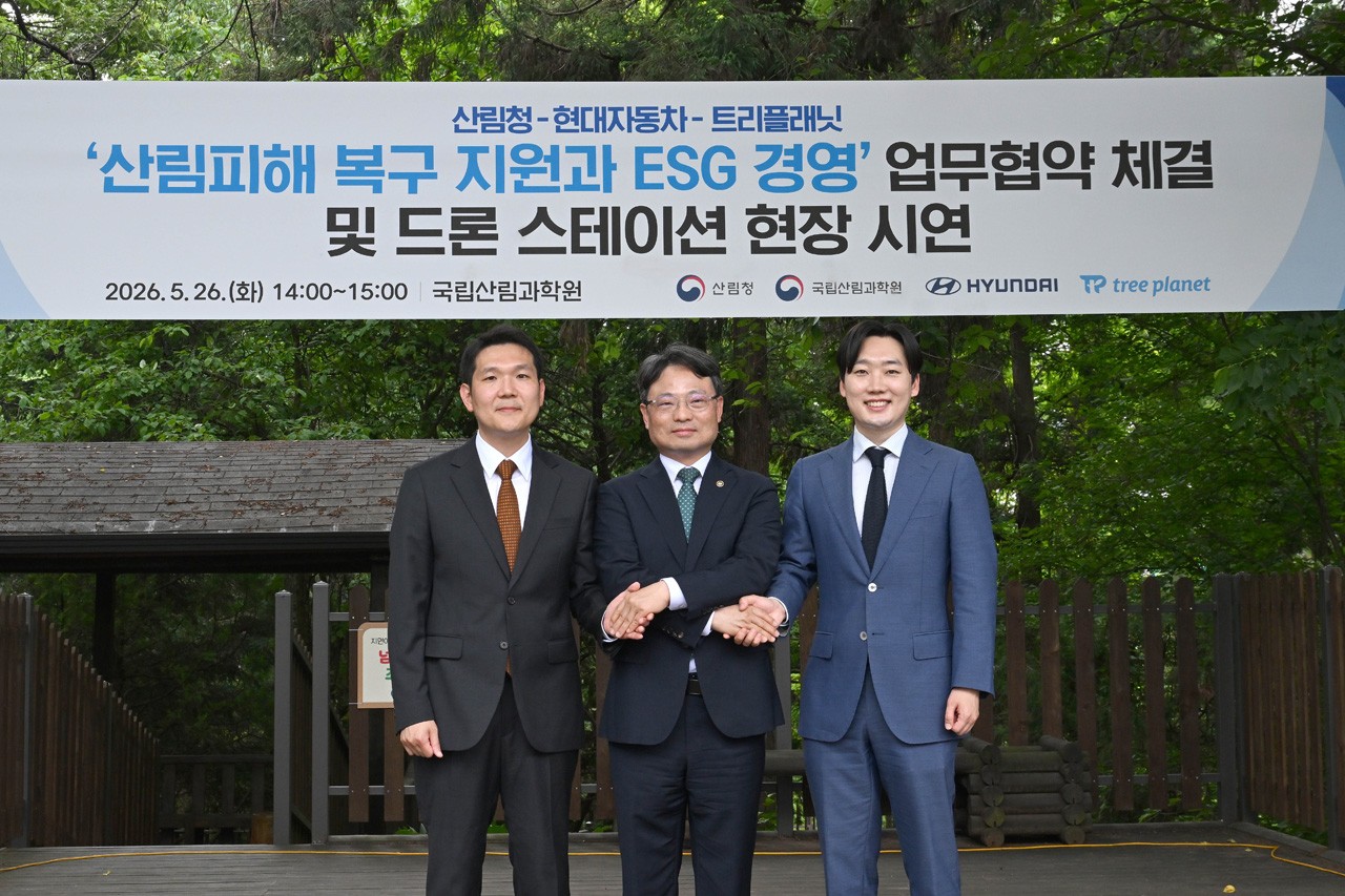 현대차 전현철 사업개발&지속가능경영실장, 박은식 산림청장, 트리플래닛 김형수 대표 /사진=현대자동차