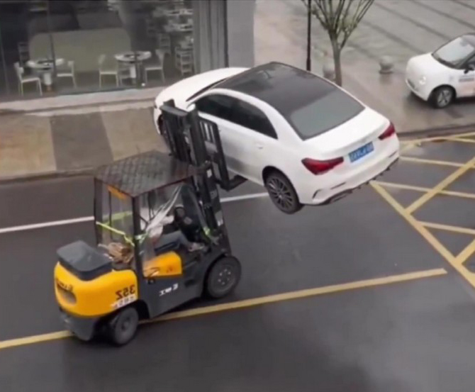 ▲불법주차로 견인 하는 장면(사진=supercar.fails)