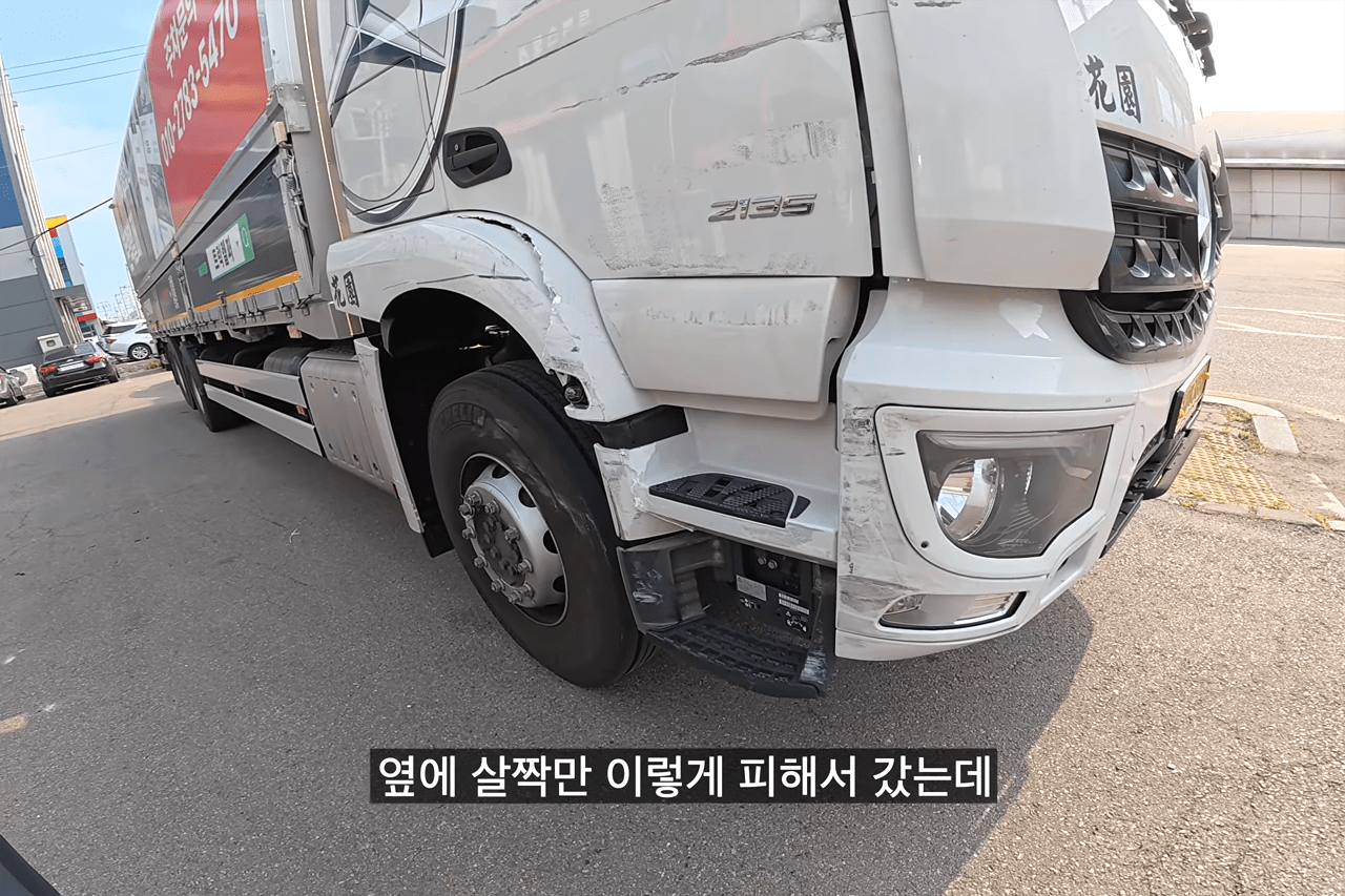 고속도로 공사 차량들 사이에서 갑자기 3차로 진입한 화물차가 오히려 피해자 주장을 하고 나서 공분을 사고 있다. /사진=유튜브 '권마키'