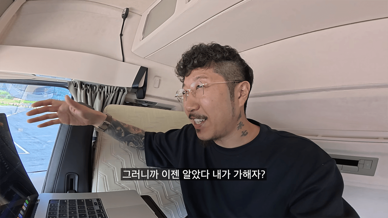 고속도로 공사 차량들 사이에서 갑자기 3차로 진입한 화물차가 오히려 피해자 주장을 하고 나서 공분을 사고 있다. /사진=유튜브 '권마키'