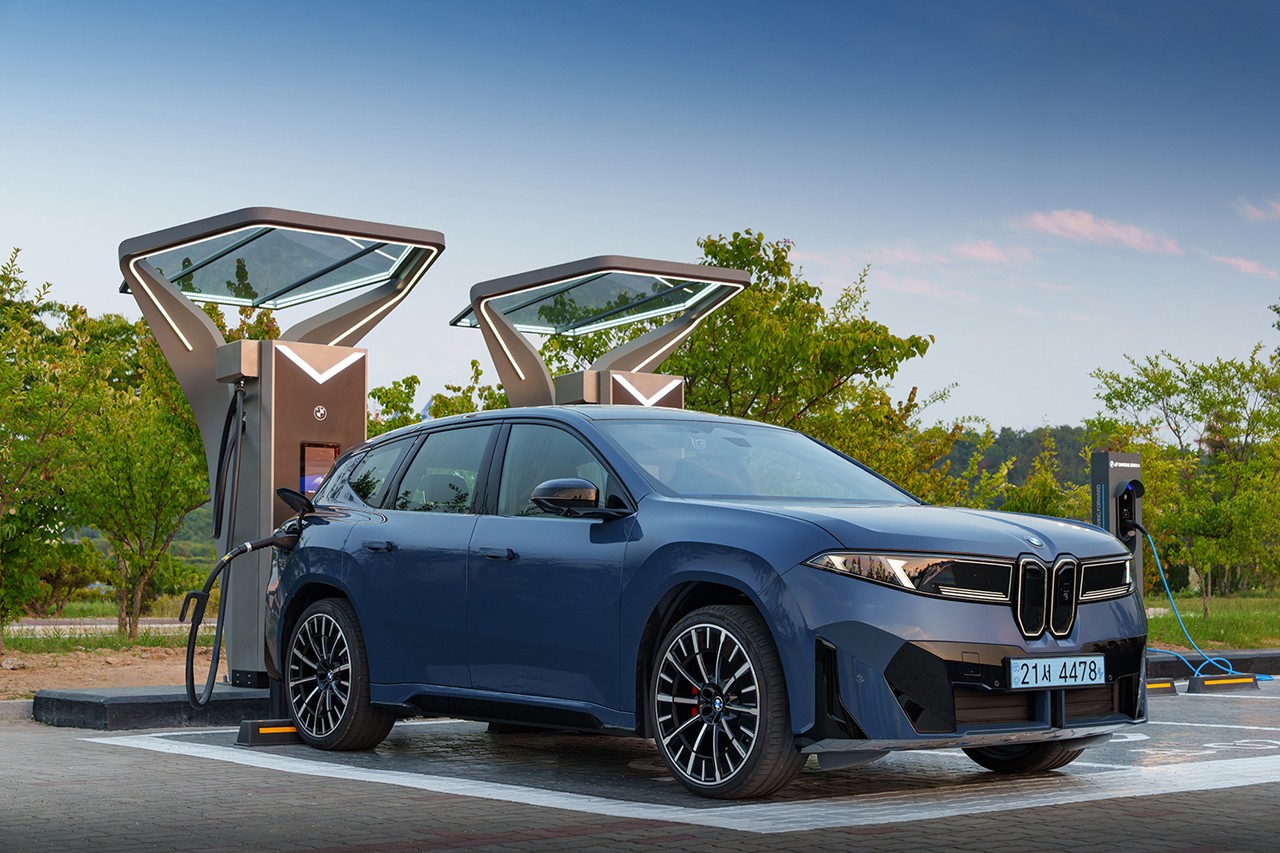BMW, 400kW 공용 초급속 충전기 운영 개시…서울역·영종도에 4기 설치