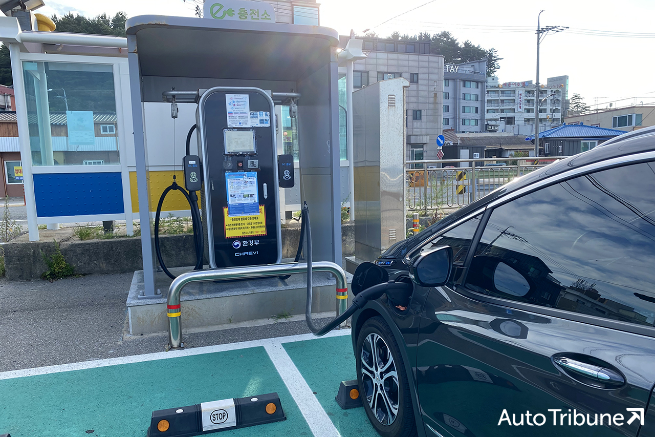 ▲환경부 급속충전기 사용 중인 쉐보레 볼트 EV(사진=기노현 기자)