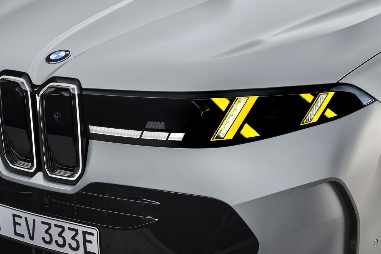 BMW X5 고성능 모델에는 노란색 주간주행등이 기본 적용된다. /사진=BMW