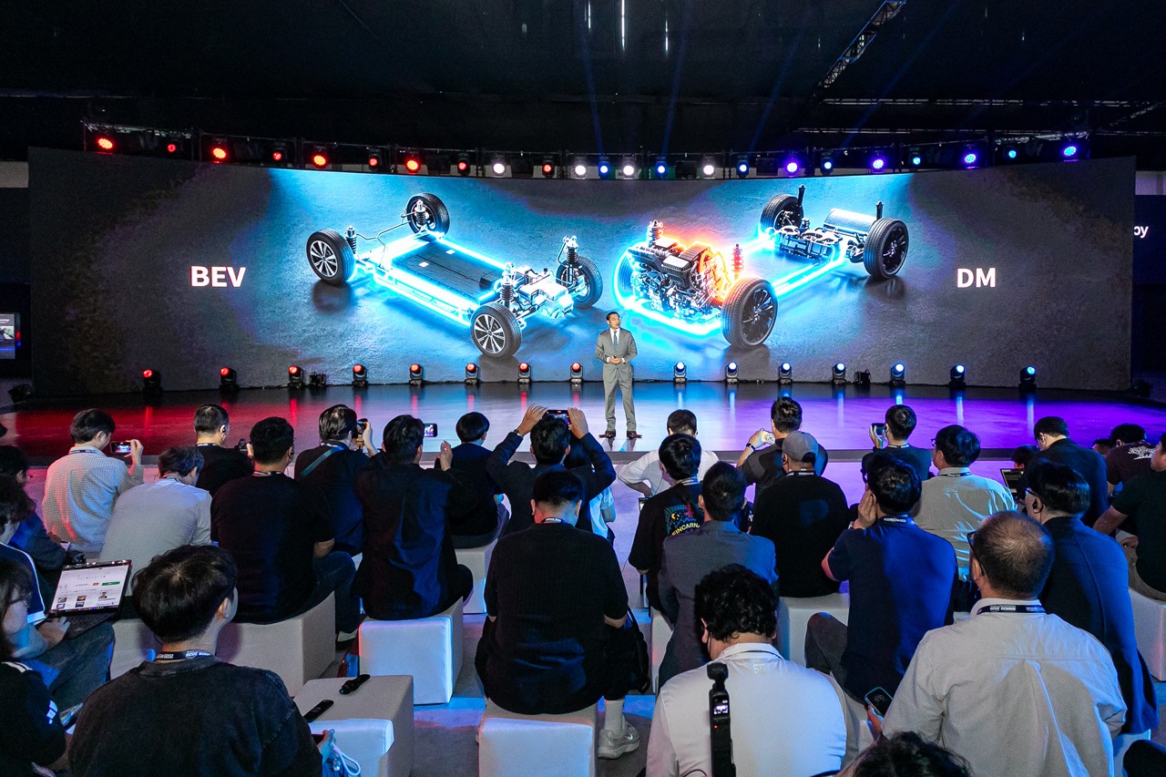 류쉐량 BYD 그룹 부총재 겸 BYD 아태 자동차사업부 총경리가 설명하는 모습 /사진=BYD