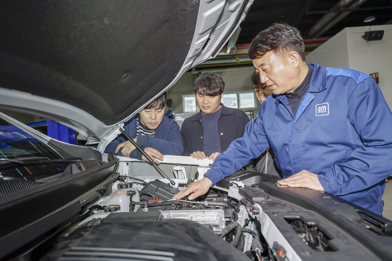 GM 차량 정비 기술 현장 실습에 참여하고 있는 정비사들 /사진=한국 GM