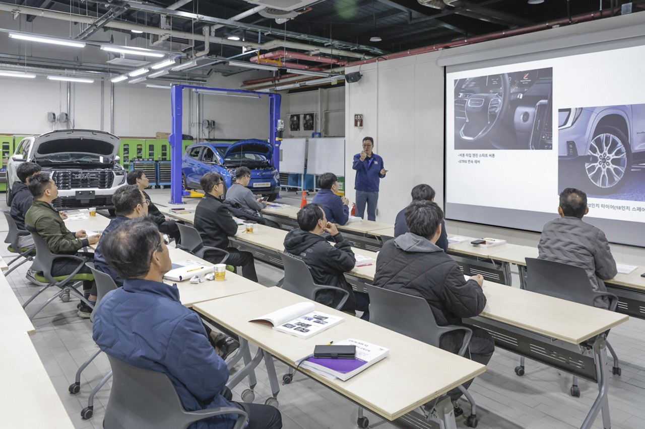 GM 차량 정비 기술 현장 실습에 참여하고 있는 정비사들 /사진=한국 GM