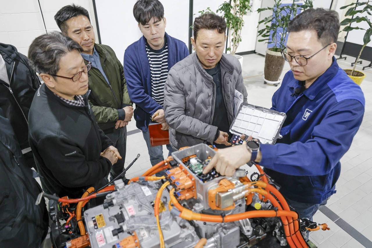 GM 차량 정비 기술 현장 실습에 참여하고 있는 정비사들 /사진=한국 GM