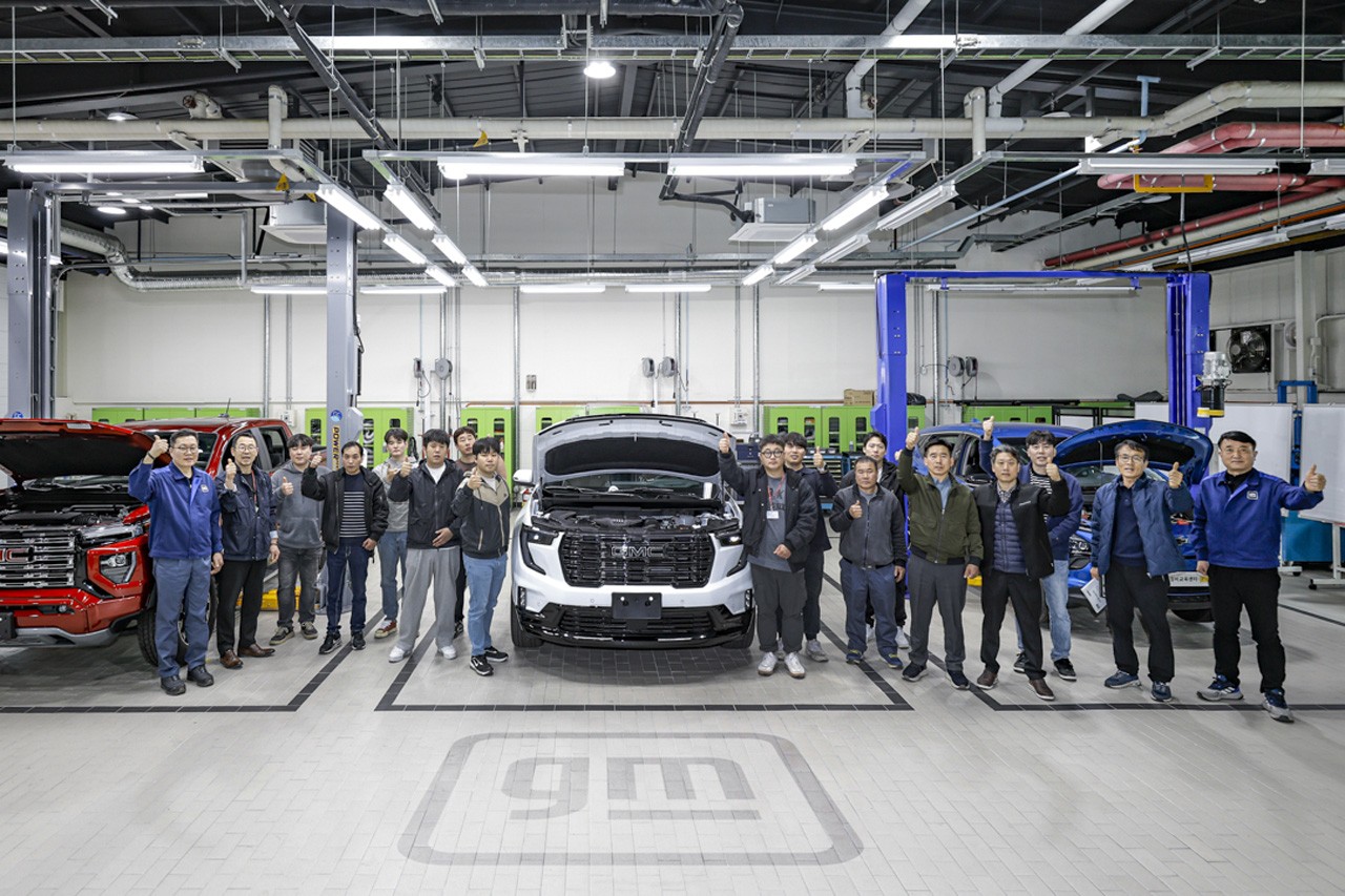 GM 차량 정비 기술 현장 실습에 참여하고 있는 정비사들 /사진=한국 GM