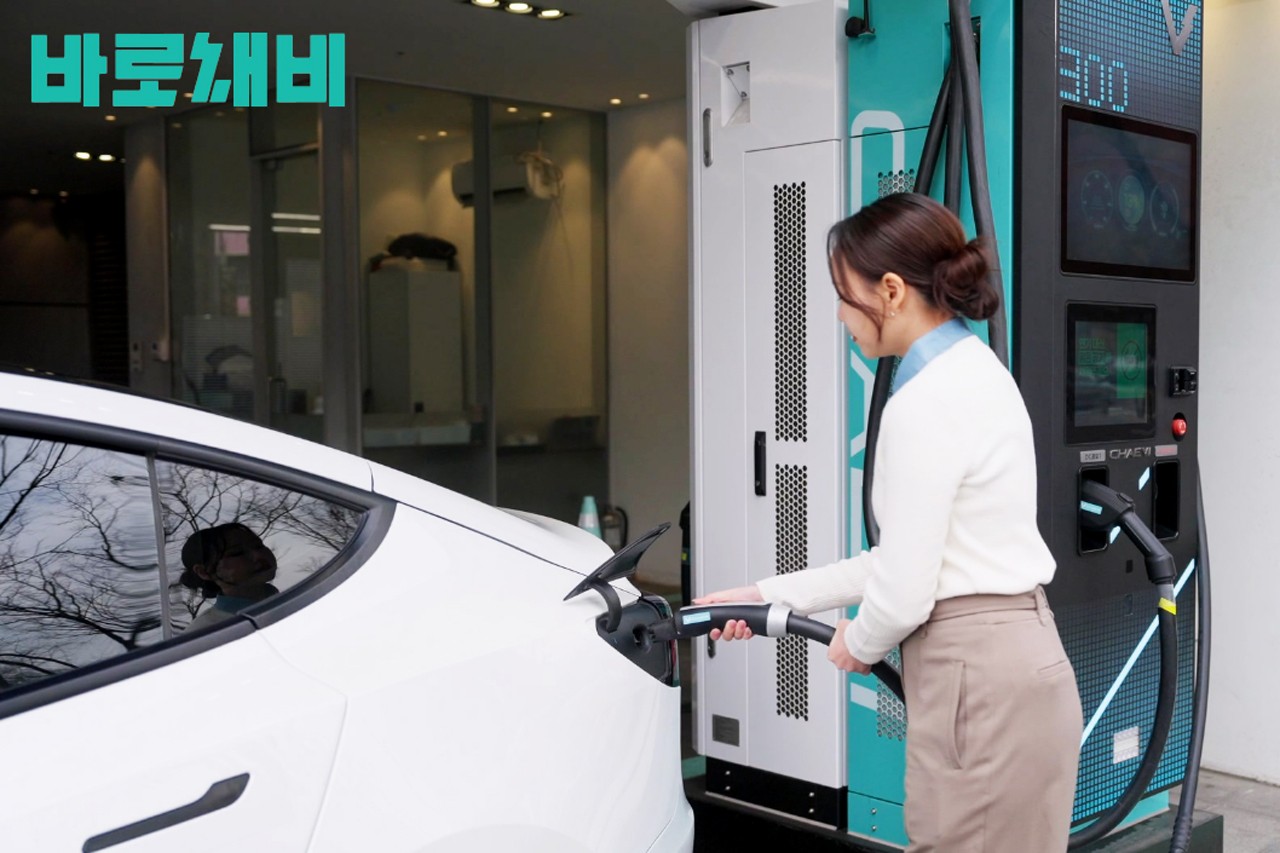 테슬라를 충전 중인 바로채비 /사진=채비 