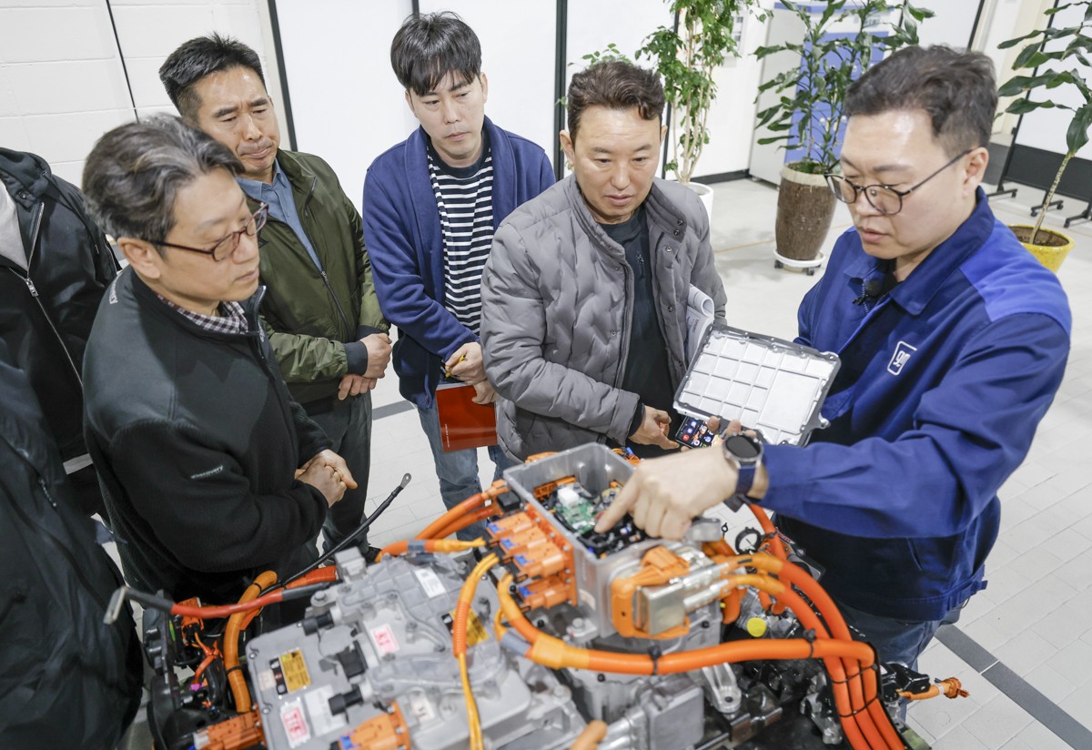 전기차 배터리 기술 교육을 받고 있는 정비사들 /사진=GM한국사업장