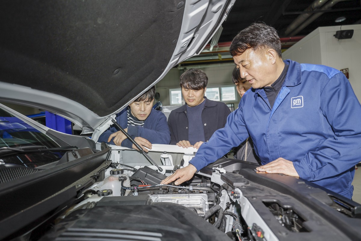 GM 차량 엔진룸 진단 및 정비 현장 실습에 참여하고 있는 정비사들 /사진=GM한국사업장