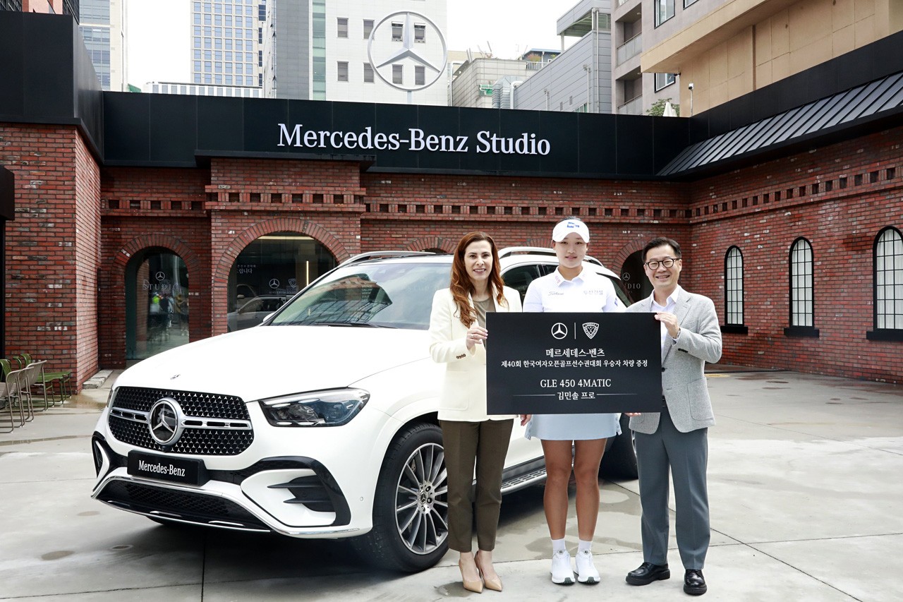 한국여자오픈 우승자 김민솔 선수 메르세데스-벤츠 GLE 450 4MATIC 전달식 /사진=메르세데스-벤츠 코리아