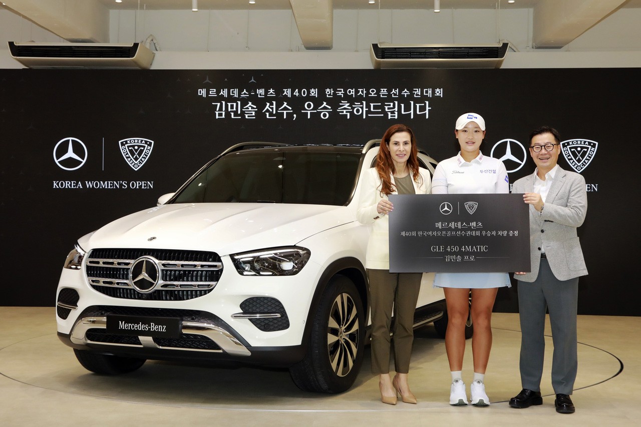 한국여자오픈 우승자 김민솔 선수 메르세데스-벤츠 GLE 450 4MATIC 전달식 /사진=메르세데스-벤츠 코리아