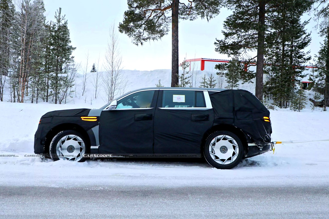 도랑에 빠진 GV90 테스트카 /사진=Carscoops