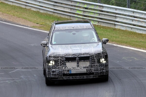 뉘르부르크링을 달리는 BMW 차세대 X7 테스트카 /사진=Carscoops
