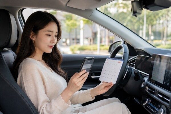 운전면허 갱신 안내를 확인하는 운전자. 기사 이해를 돕기 위한 생성형 이미지 /제작=오토트리뷴