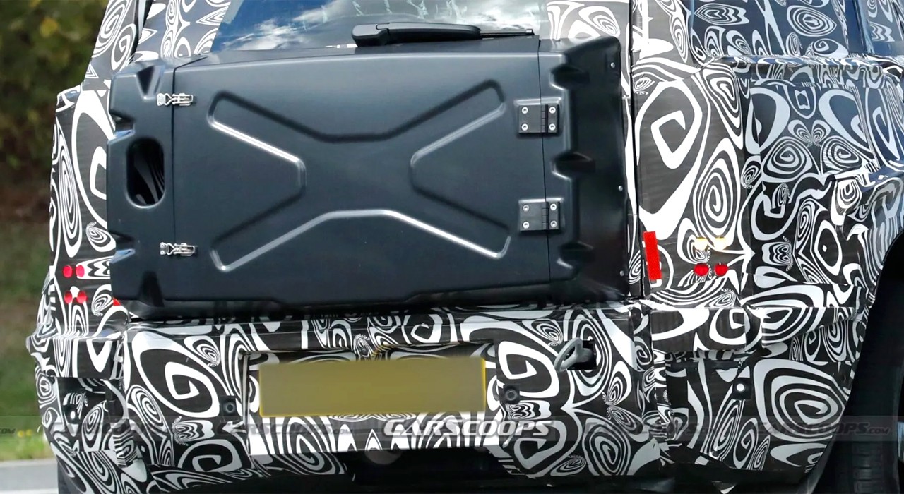 베이비 디펜더로 불리는 랜드로버의 신형 SUV 테스트카 /사진=Carscoops
