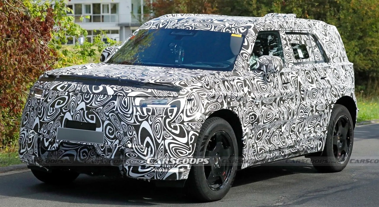 베이비 디펜더로 불리는 랜드로버의 신형 SUV 테스트카 /사진=Carscoops