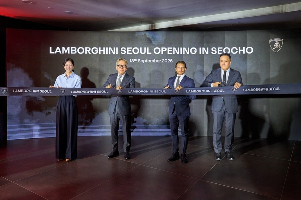 람보르기니 서울 서초 전시장 오픈 행사 참석자들이 리본 커팅을 하고 있다 /사진=람보르기니 서울