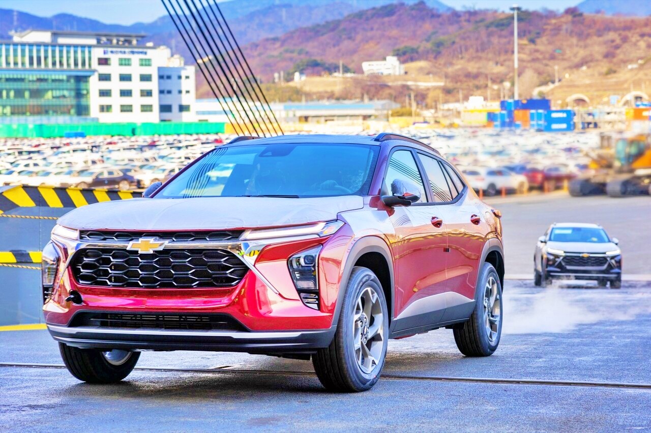 수출 선적 중인 쉐보레 트랙스 크로스오버 /사진=GM 한국사업장