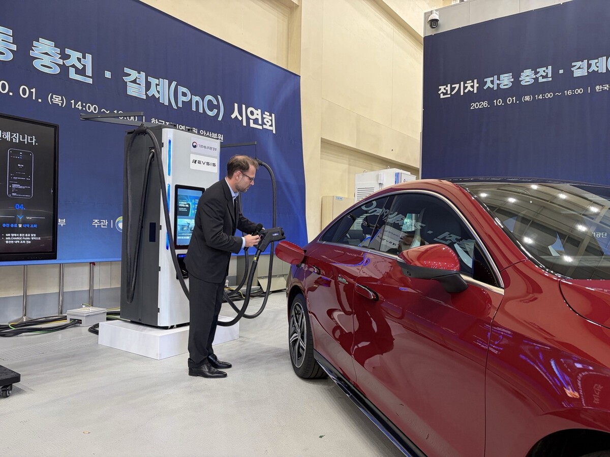 디 올-뉴 일렉트릭 CLA에 충전 케이블을 연결하는 모습 /사진=메르세데스-벤츠 코리아