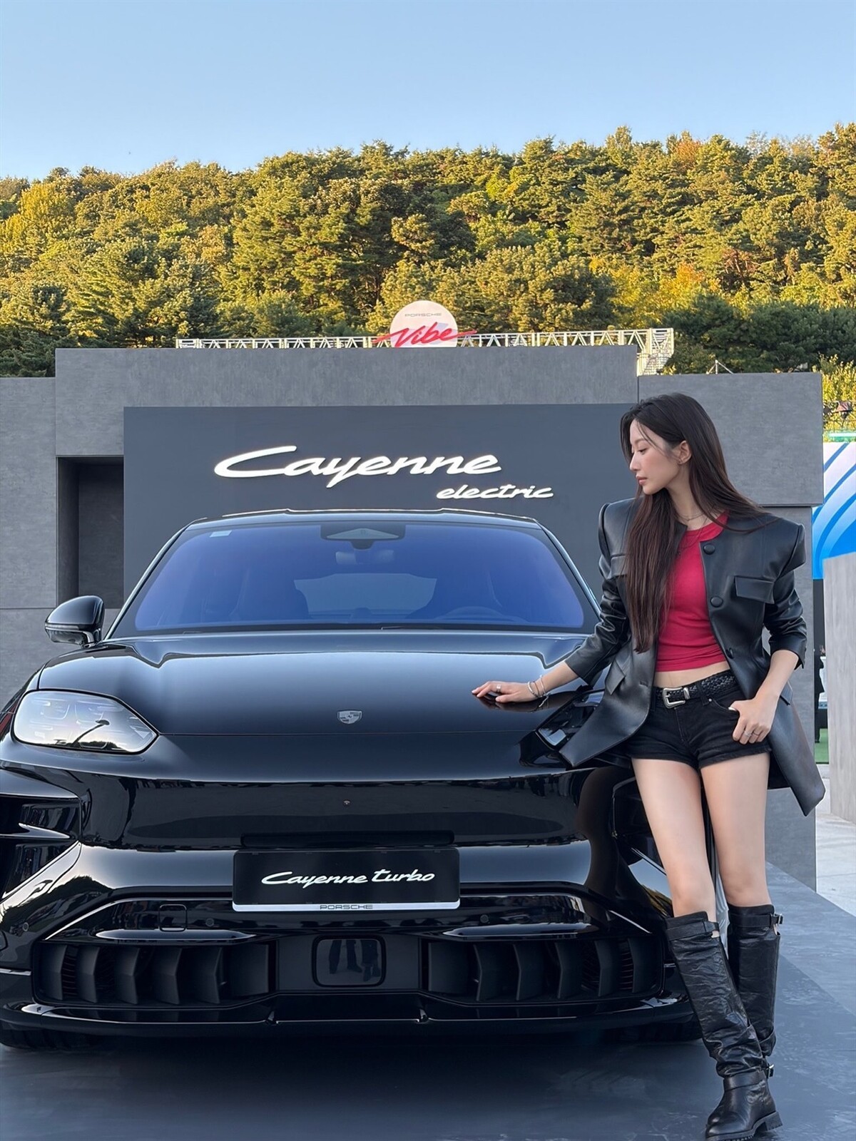 문가영이 포르쉐 바이브 서울의 카이엔 일렉트릭 전시 공간에서 포즈를 취하고 있다 /사진=문가영 인스타그램