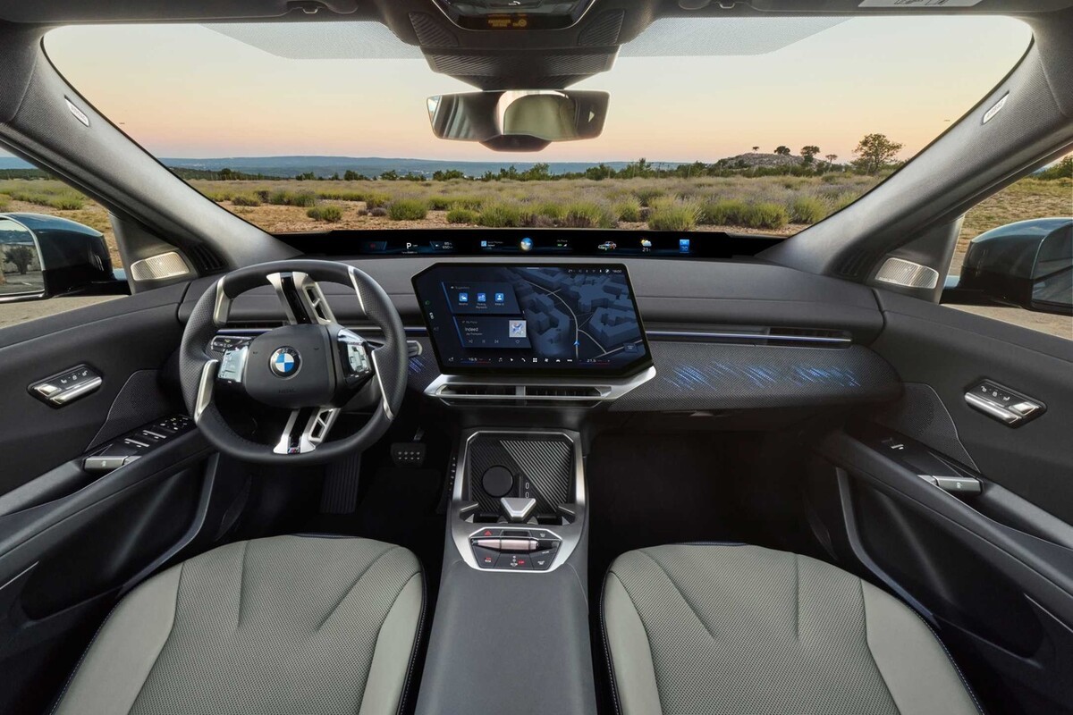 파노라마 iDrive를 적용한 BMW iX4 실내 /사진=BMW