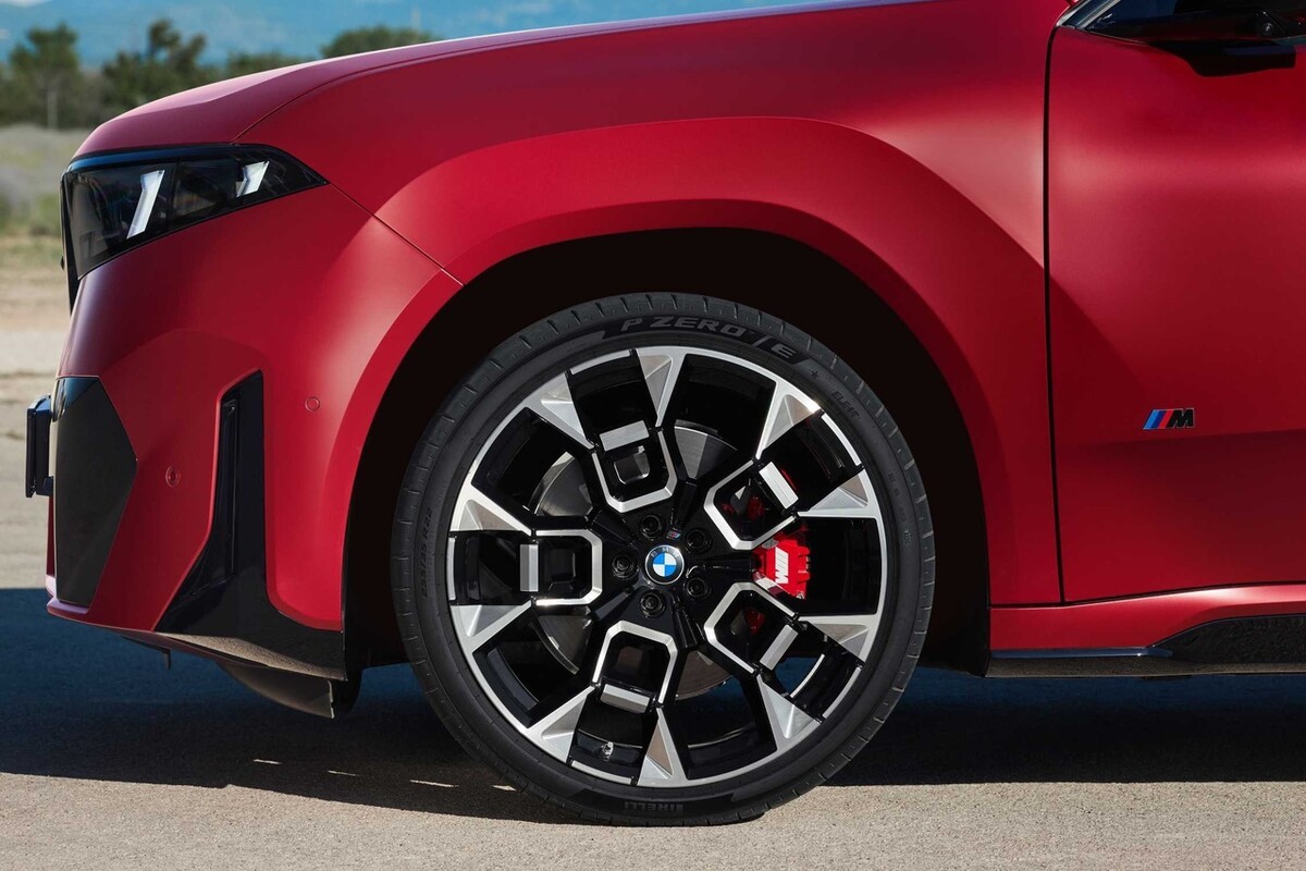 BMW iX4 M60 xDrive의 휠과 브레이크 /사진=BMW