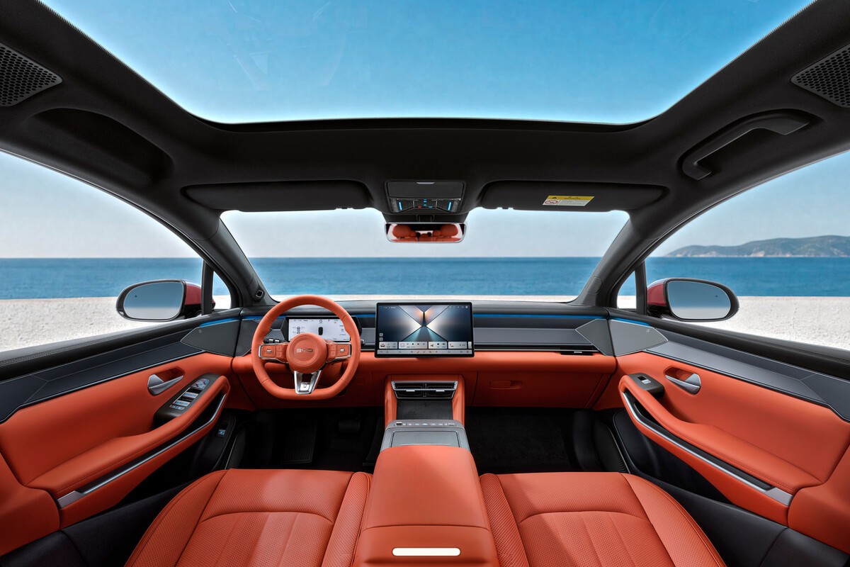 BYD 아토 8의 운전석과 중앙 터치스크린 /사진=BYD