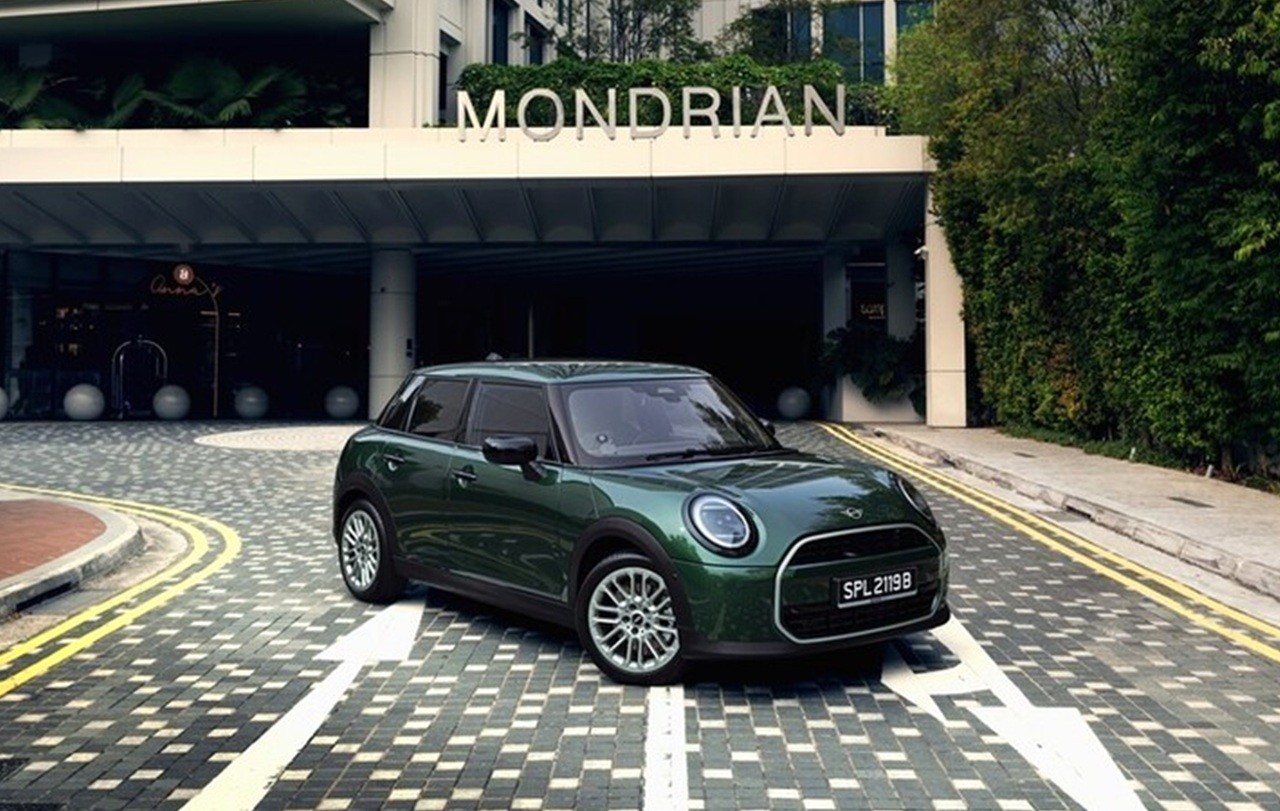 몬드리안 싱가포르 듀크스턴 앞에 선 MINI 쿠퍼 원